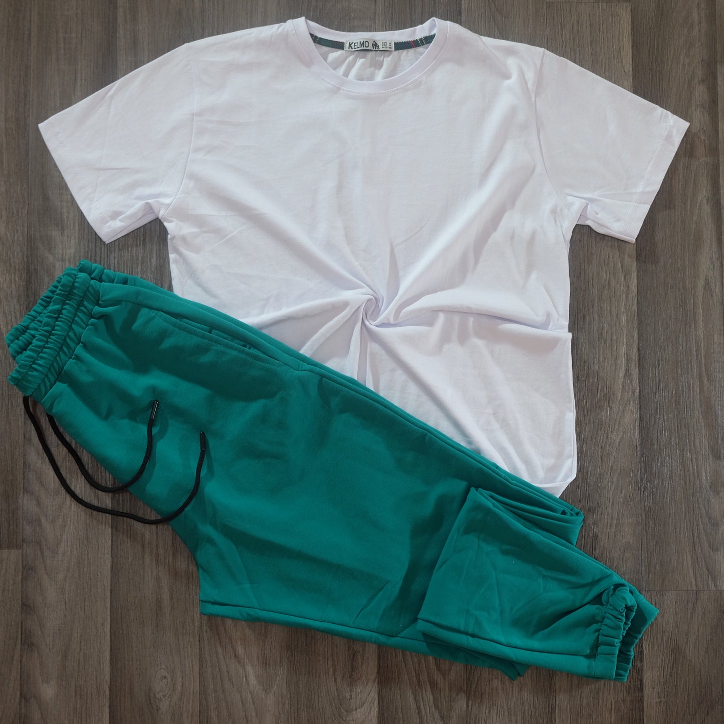 Ensemble T-Shirt Blanc + Jogging Vert Canard