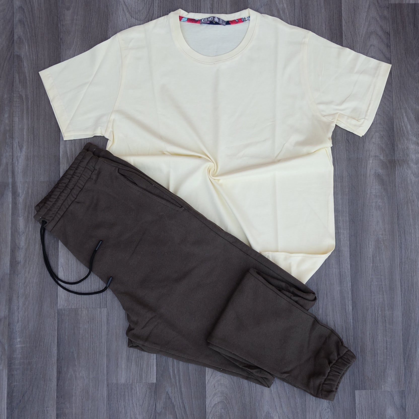 Ensemble T-Shirt Jaune Poussin + Jogging Kaki