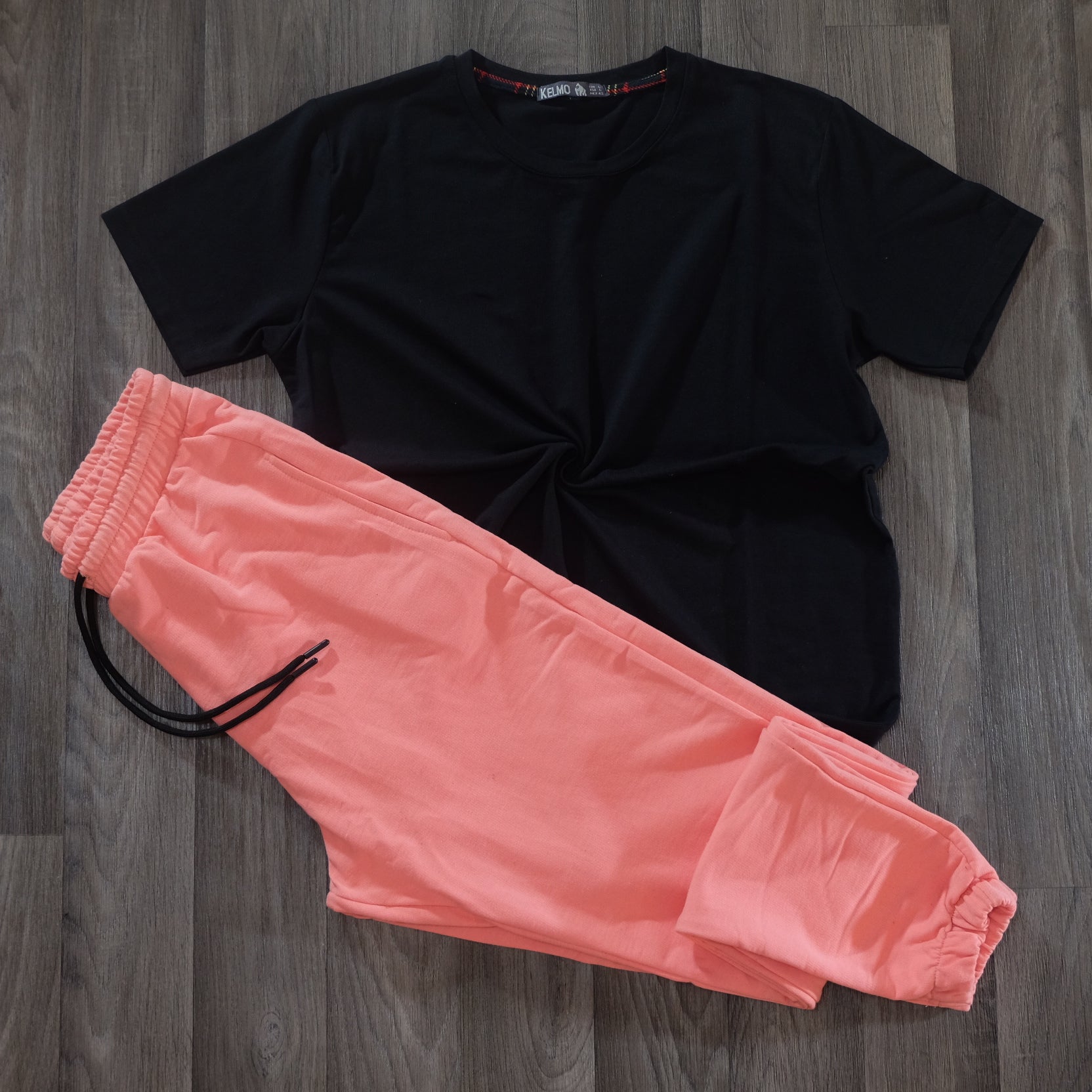 Ensemble T-Shirt Noir+ Jogging Saumon