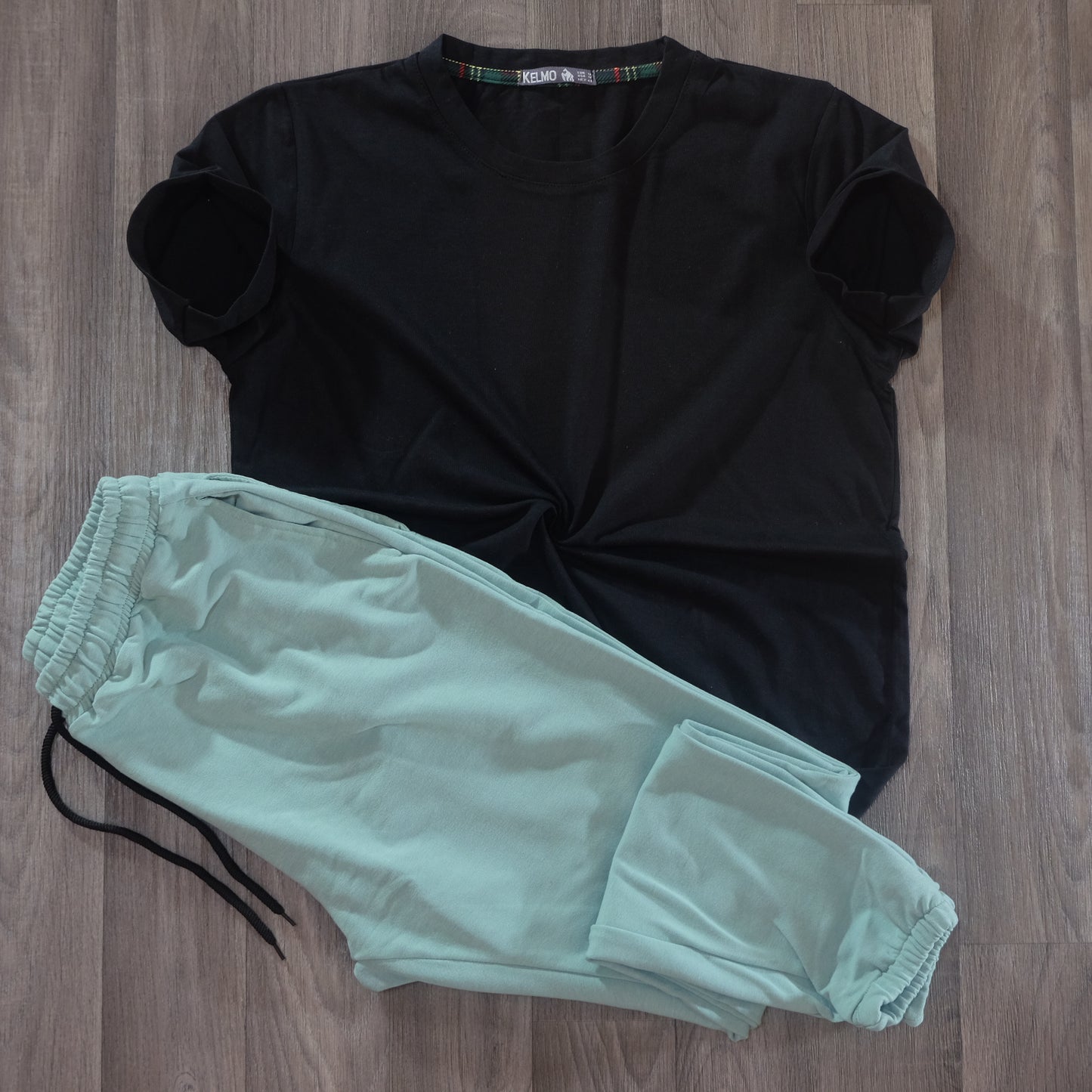 Ensemble T-Shirt Noir + Jogging Vert Nik