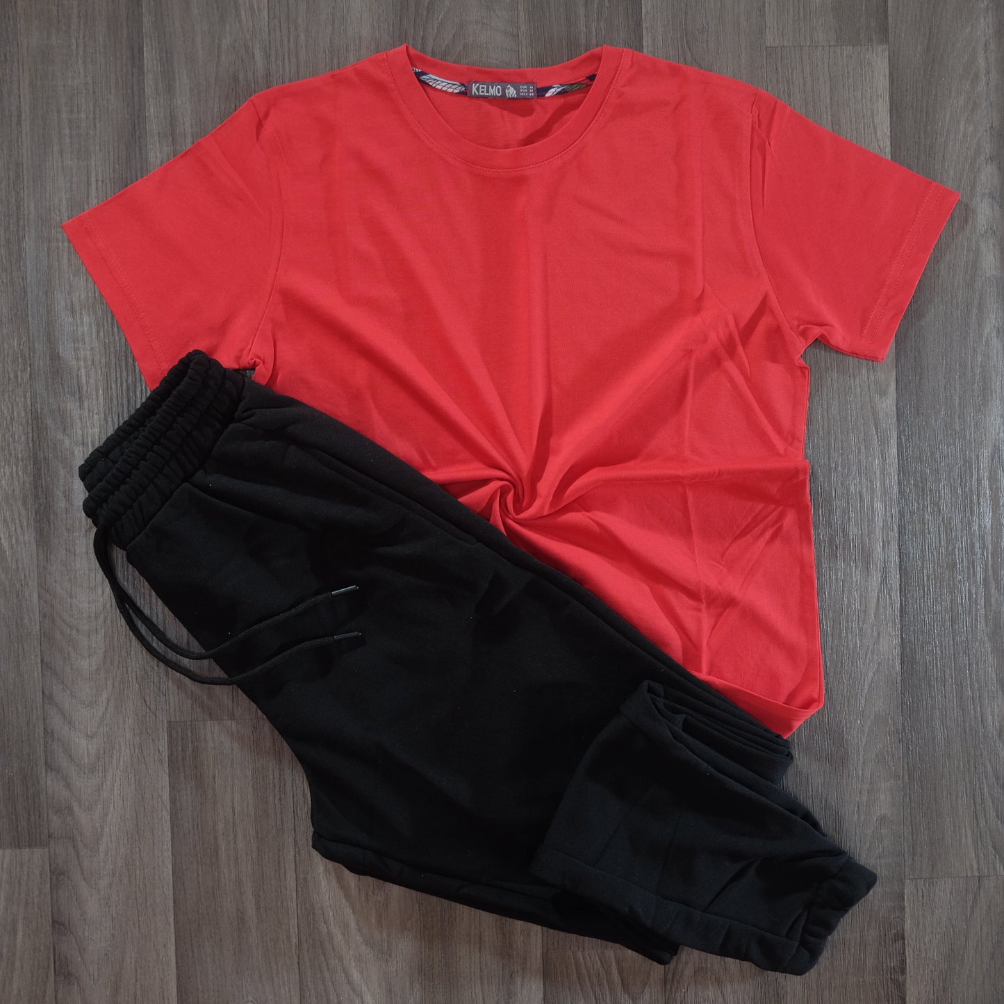 Ensemble T-Shirt Rouge + Jogging Noir