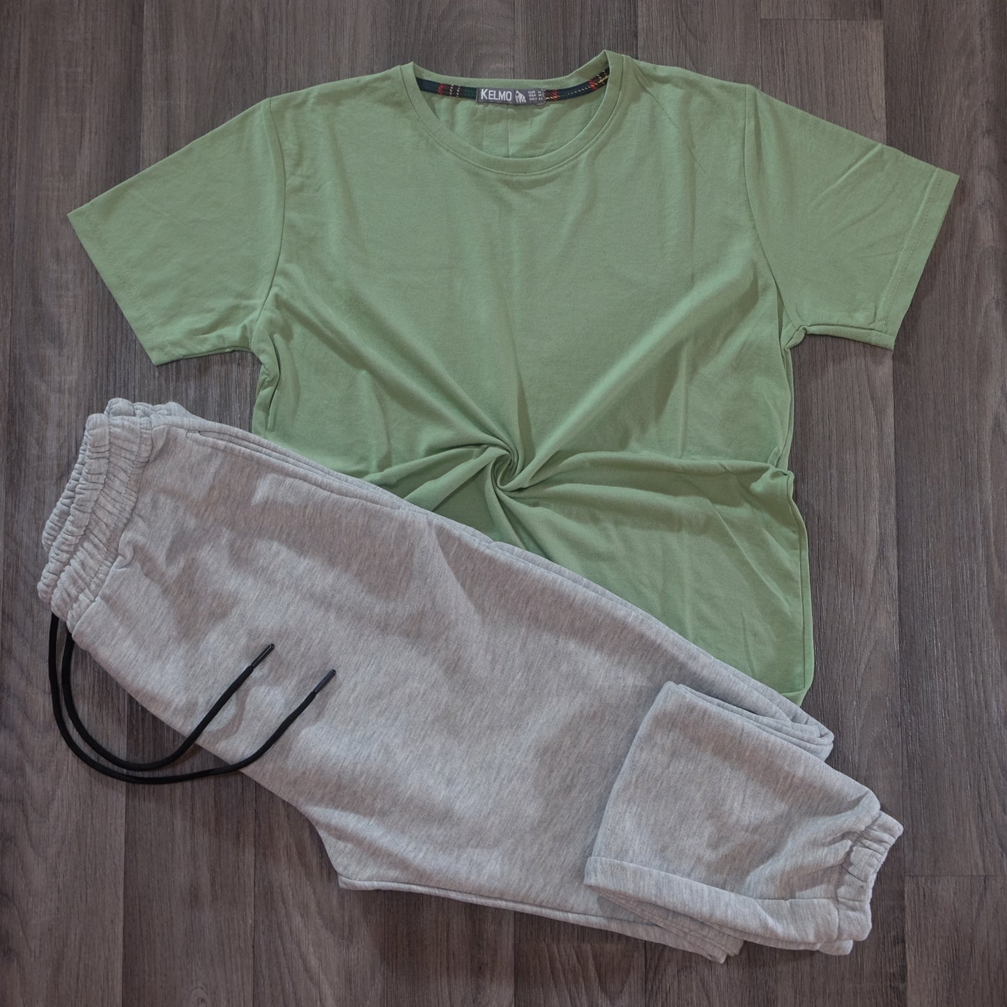 Ensemble T-Shirt Vert Nik + Jogging Gris Chine Clair