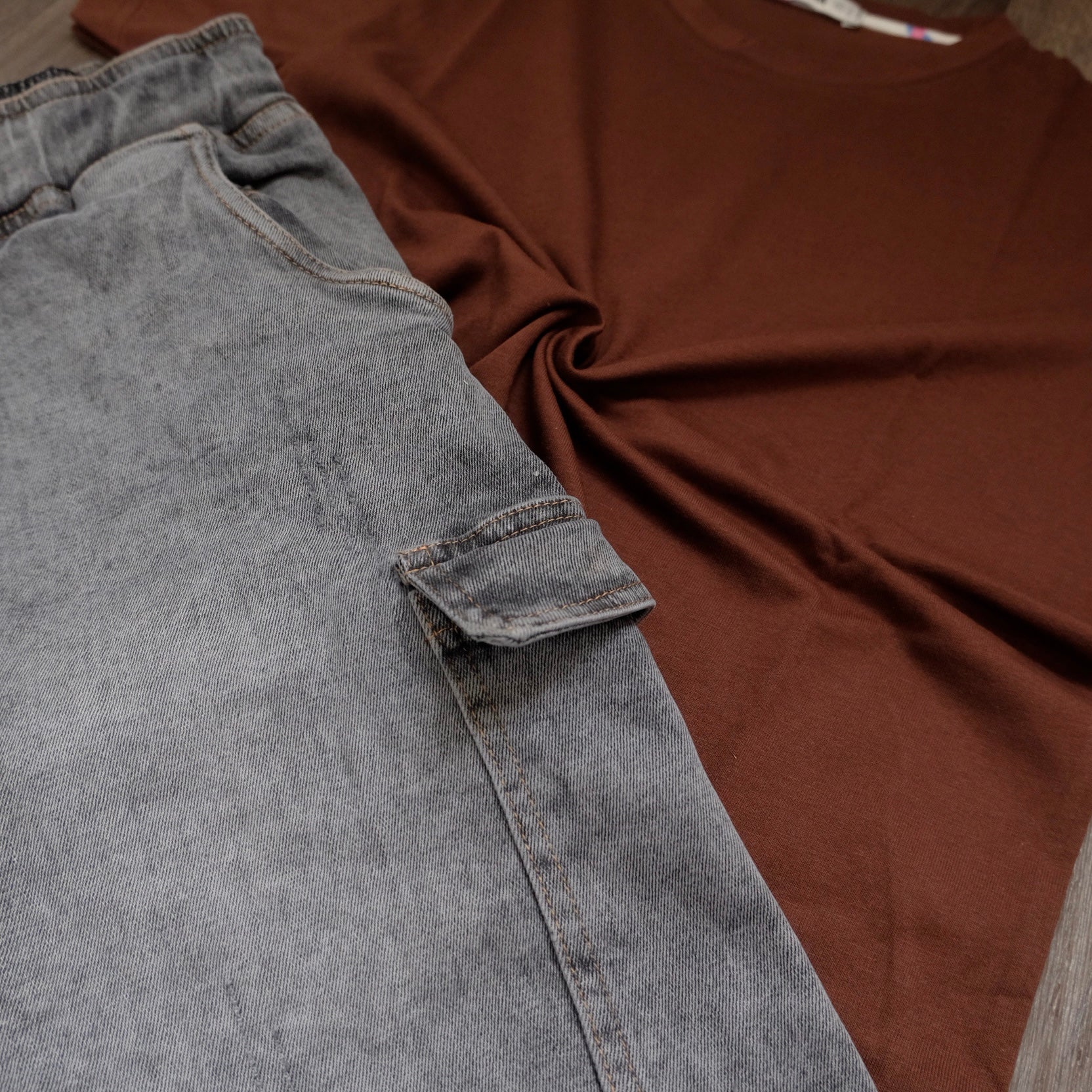 Ensemble Short Cargo Baggy Jeans Délavé Gris  + T-Shirt Marron Fonce