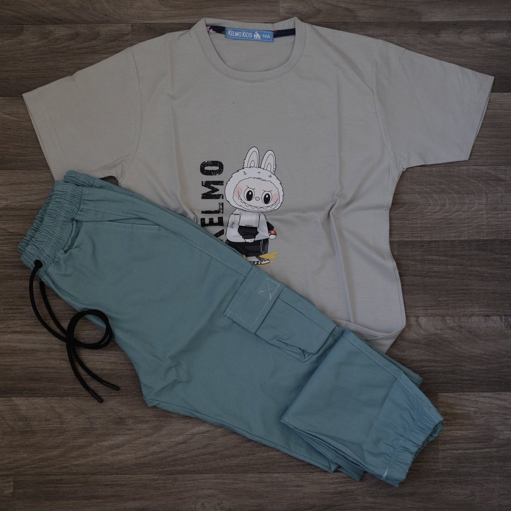 Ensemble Enfant Cargo Vert Sauge + T-Shirt Gris Clair Imprimé Lapin Kelmo