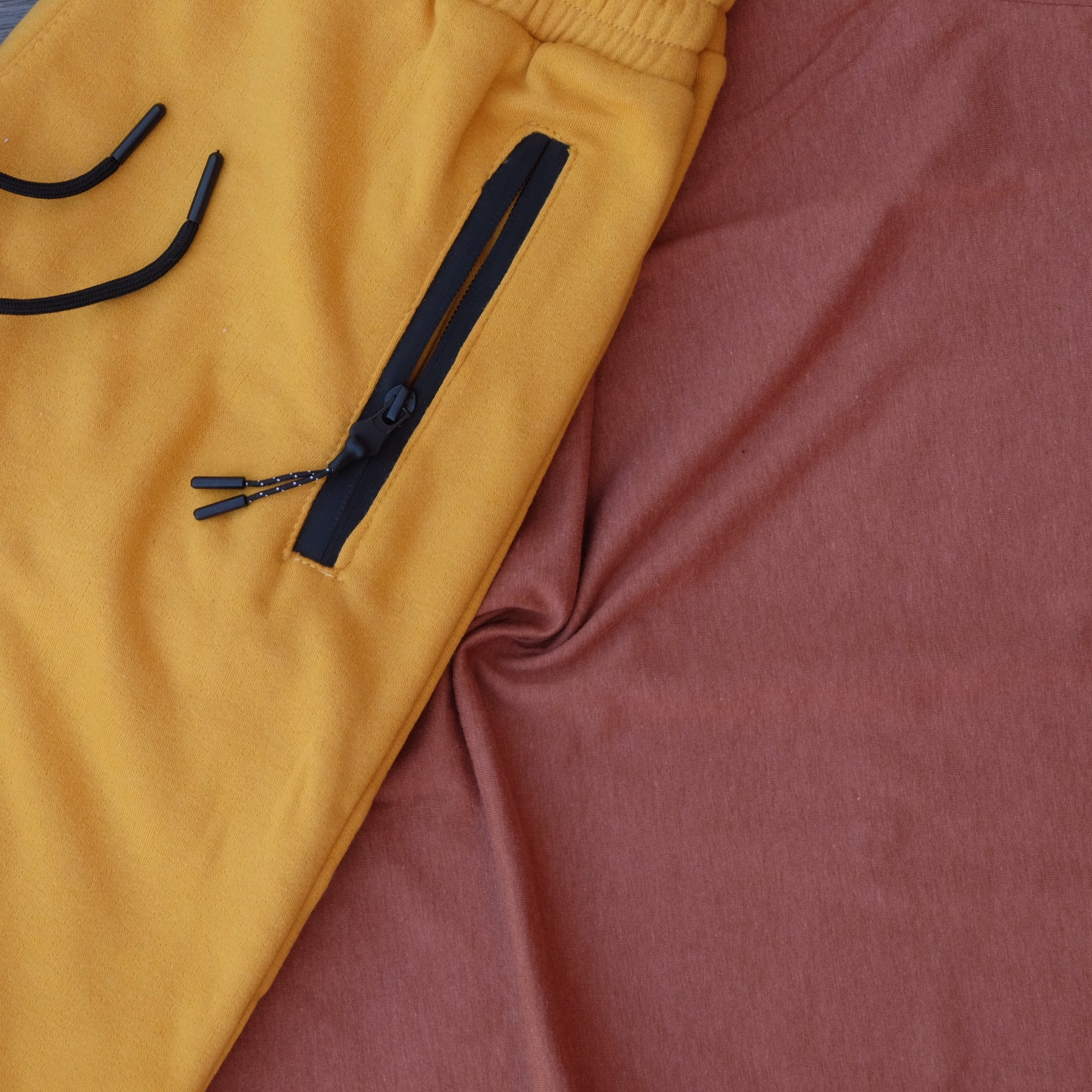 Pack Short Jaune Fonce + T-Shirt Marron Chine