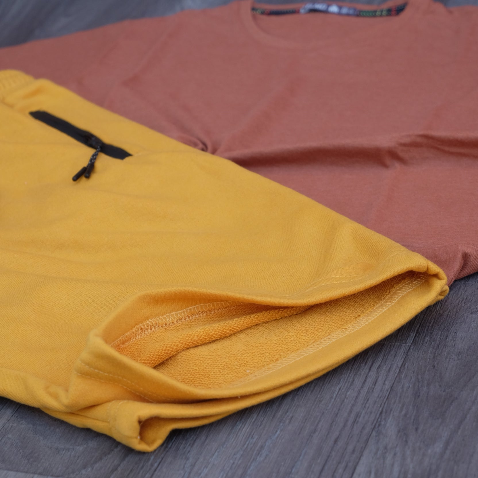 Pack Short Jaune Fonce + T-Shirt Marron Chine