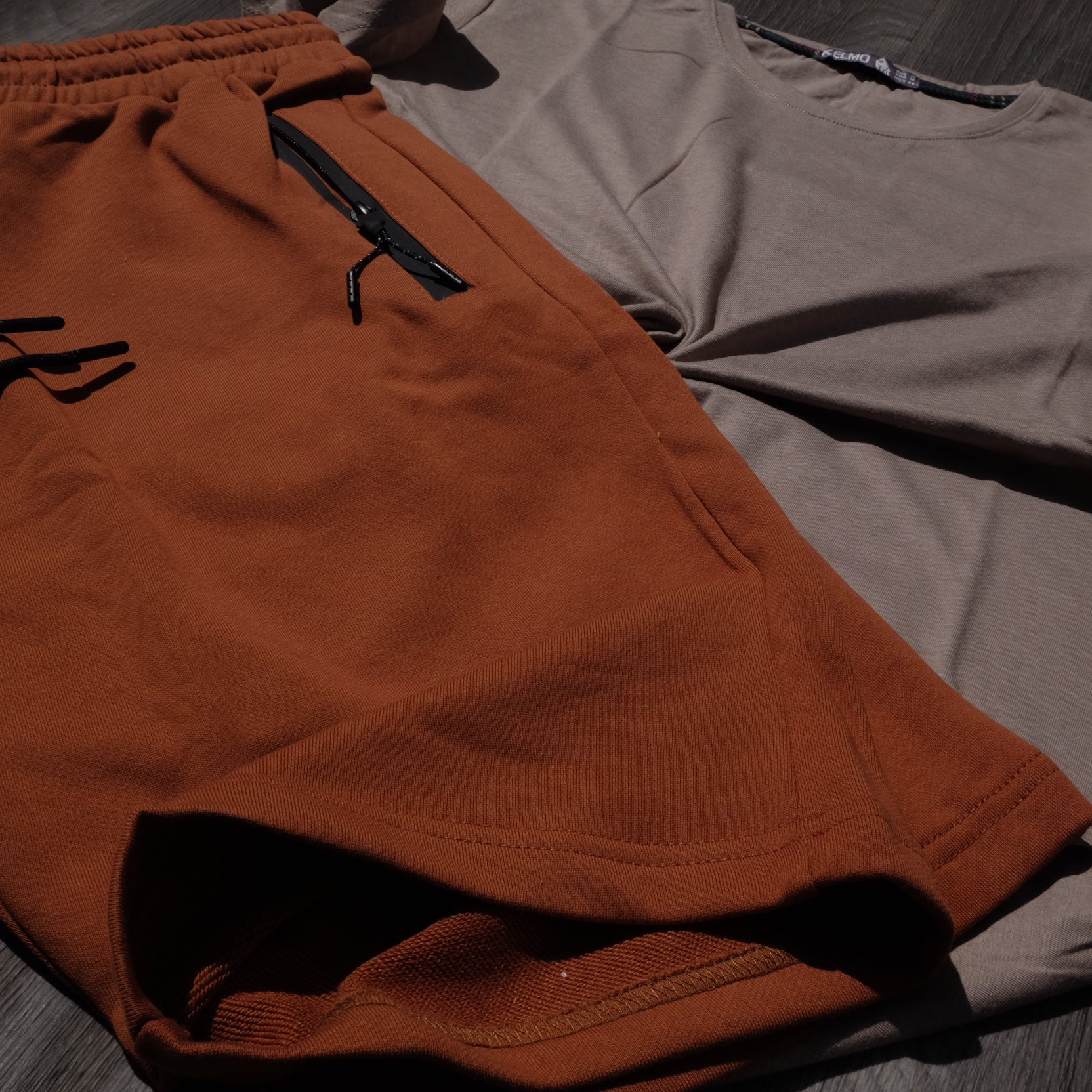 Pack Short Rouge Brique + T-Shirt Beige Fonce