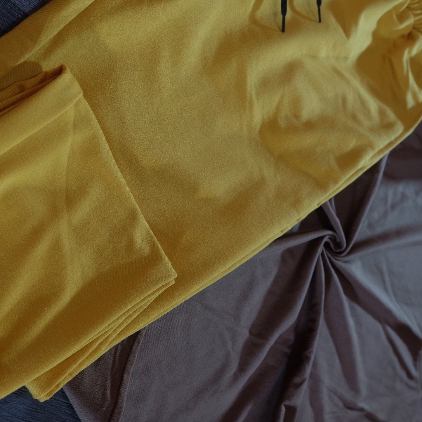 Ensemble T-Shirt Marron + Jogging Jaune Motard